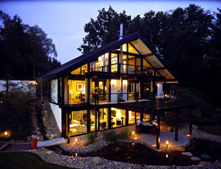 Beleuchtung an Gartenteich und Haus