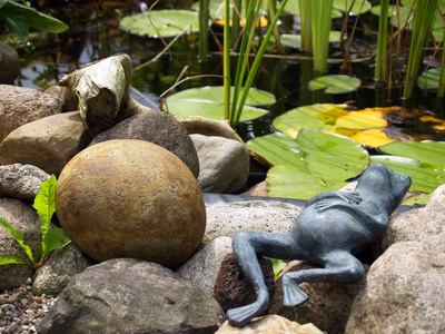 Lustige Figur am Gartenteich