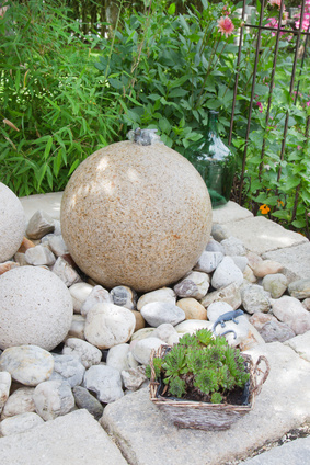 Steinkugel als Gartenbrunnen