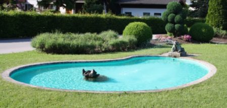 Ein Zierteich ohne Fische und Pflanzen