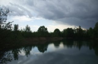 Gartenteich nach einem Unwetter