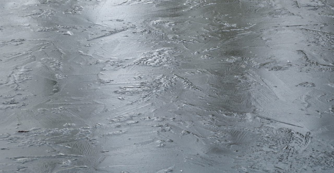 Eisschicht auf dem Teich