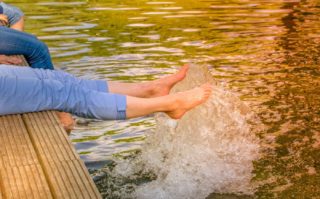 Stege und Plattformen für den Schwimmteich