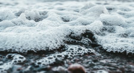 Teichwasser schäumt