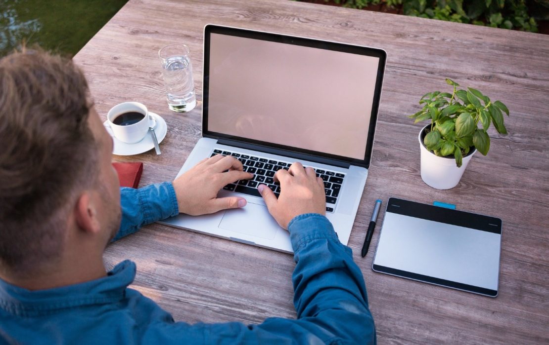 Laptop im Garten