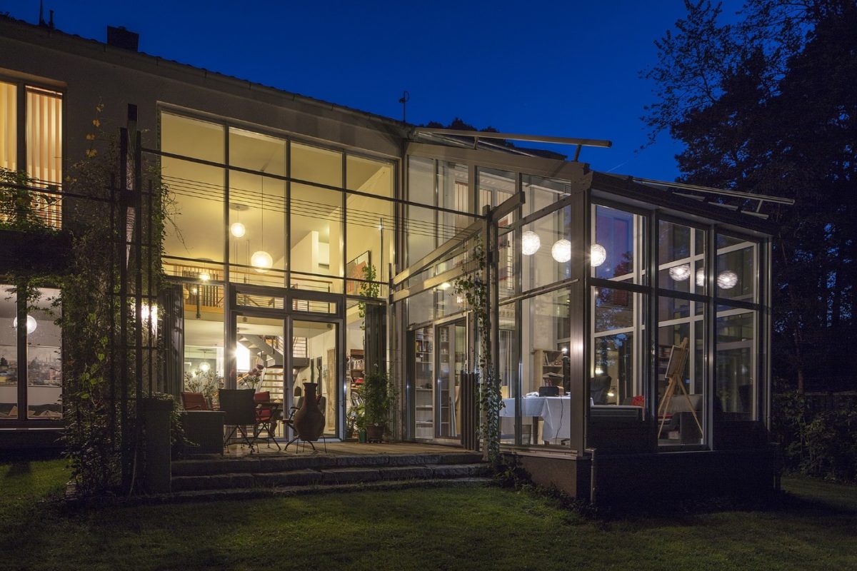 eine-berdachte-terrasse-in-kombination-mit-garten-oder-schwimmteich