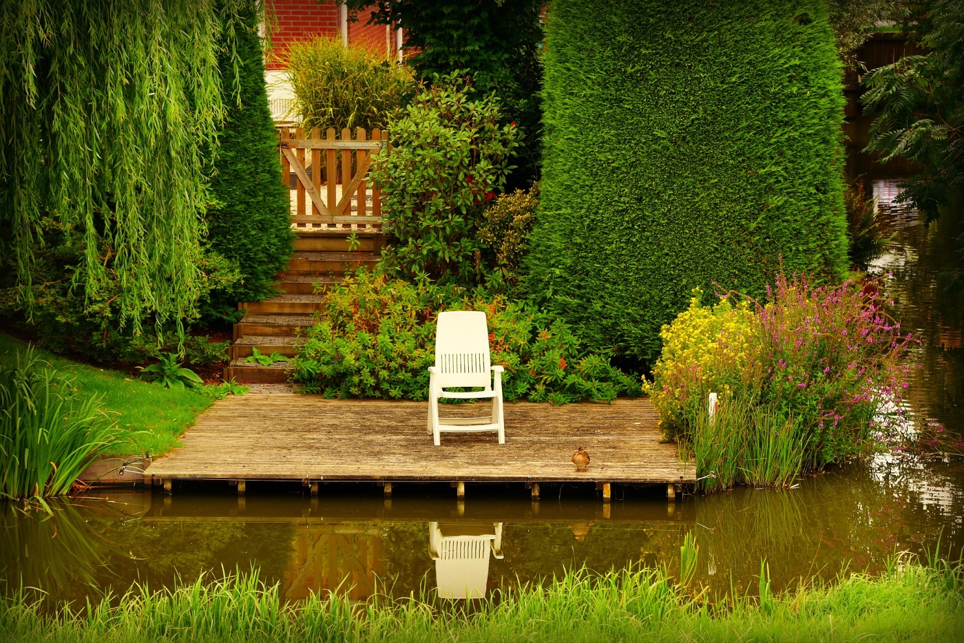 Mehr Entspannung am Gartenteich mit den passenden Gartenmöbeln