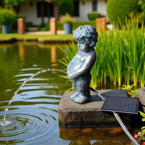 Arnusa Solar Wasserspeier – Teichfigur mit Solarpumpe & Wasserspiel – Gartendeko aus Polyresin in Kupfer-Optik – Solarbrunnen für Gartenteich & Wasserlauf (Junge 11x12x31 cm)