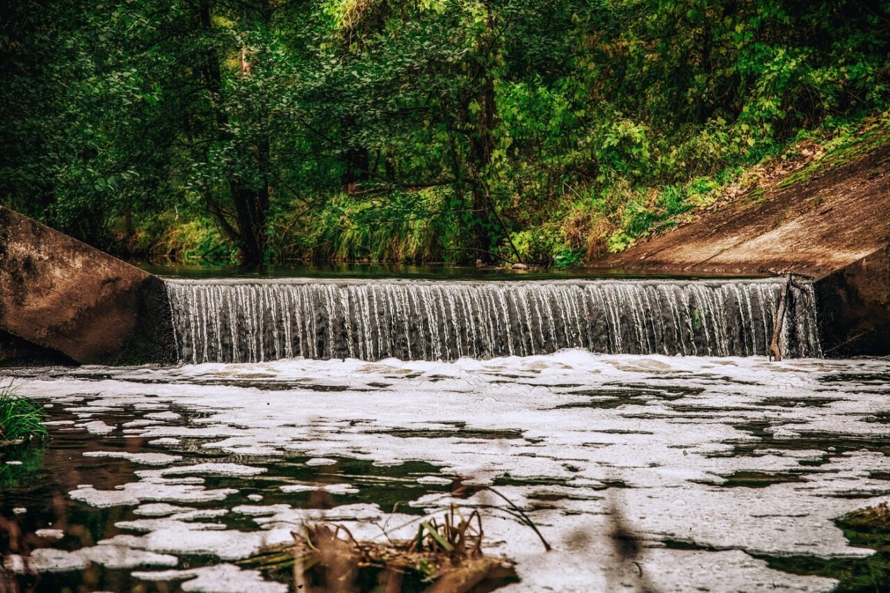 Schaum am Wasserfall