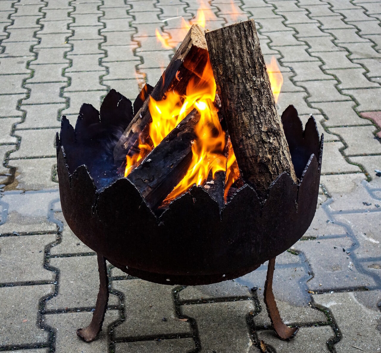 Das Foto zeigt Feuer in einer Feuerschale