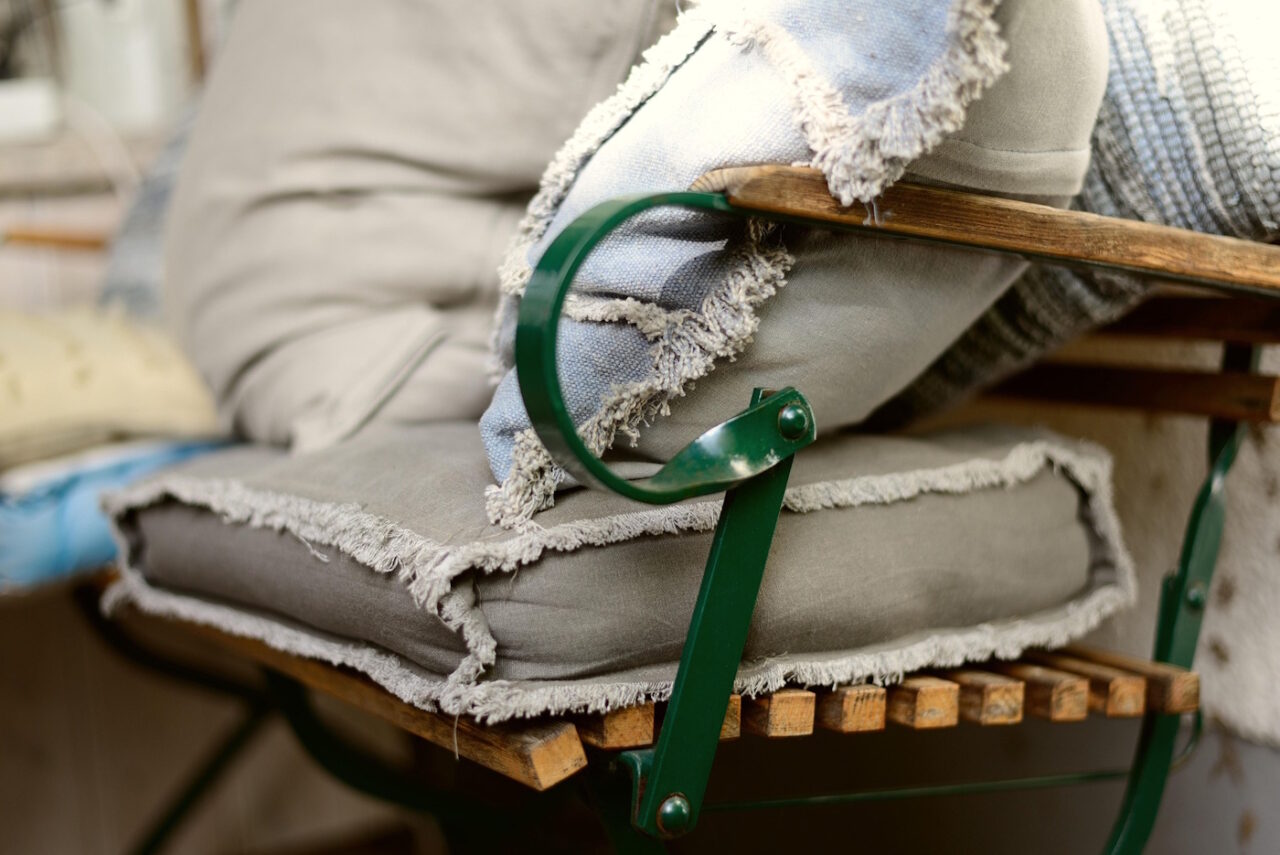 Das Foto zeigt Kissen auf einem Klappstuhl